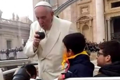 El Papa Francisco se detiene a tomar el mate que le ofrecían unos jóvenes compatriotas argentinos