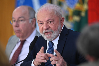 El presidente de Brasil, Luiz Inácio Lula da Silva, habla durante una rueda de prensa con corresponsales extranjeros hoy, en el Palacio de Planalto, en Brasilia (Brasil). El presidente brasileño, Luiz Inácio Lula da Silva, dijo este miércoles que espera que "la democracia venza" en las elecciones que se celebrarán en octubre en Argentina y que no se imponga un candidato que "piense que inversión social es gasto". EFE/ Andre Borges