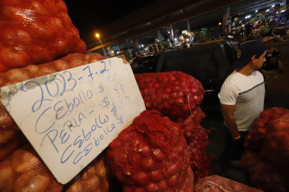 Mercado.- En Montebello, en Guayaquil, un saco de cebolla colorada se vende hasta en 90 dólares.
