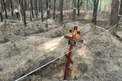 Pistas. Una cruz recuerda a uno de los 449 ucranianos que murieron.