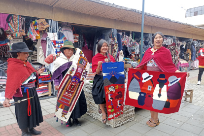 Exhibición. En la Plaza Central de SalasaKa se ofertan las prendas y los paños con decoraciones de la Madre Tierra.