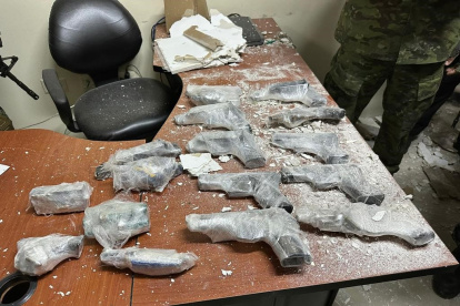 Vario material decomisado en pabellones de la Penitenciaria del Litoral y en oficinas del SNAI