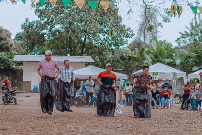 Recreación. Carrera de ensacados, una de las actividades en el festival.