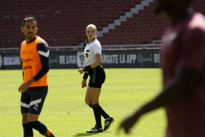 Gisselle Giler es una de las árbitras que destaca en los torneos de la FEF.