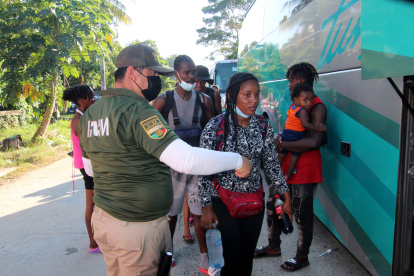 Irregular. Una familia de migrantes es traslada a un centro de acogida.