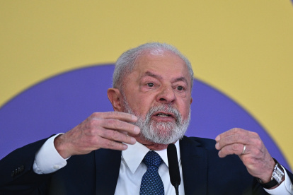 El presidente de Brasil, Luiz Inácio Lula da Silva, habla durante una rueda de prensa con corresponsales extranjeros hoy, en el Palacio de Planalto, en Brasilia (Brasil). El presidente brasileño, Luiz Inácio Lula da Silva, dijo este miércoles que espera que "la democracia venza" en las elecciones que se celebrarán en octubre en Argentina y que no se imponga un candidato que "piense que inversión social es gasto".