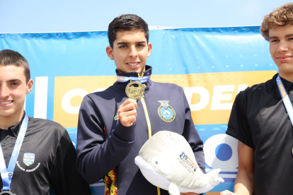 Juan Alcívar (c) celebró su tercera medalla en una Copa de Pacífico, luego de la conseguida en 2021 con 15 años en 5k, el año pasado en 7.5 k y ahora revalidarlo.