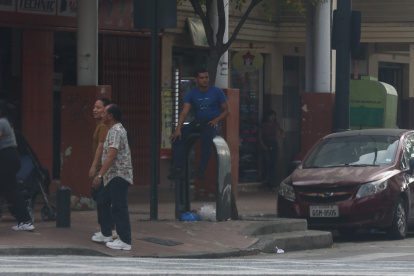 Ciudadanos se toman espacios destinados como basurero como su banquillo personal.