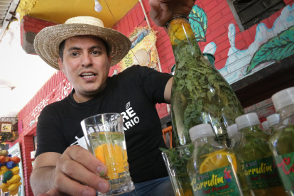 Bebida. Javier Torres, presidente de la Asociación de Vendedores de Plantas Medicinales del Mercado cuatro.