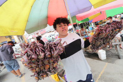 Feria.- Un comerciante de Naranjal ofrece atados de cangrejos.