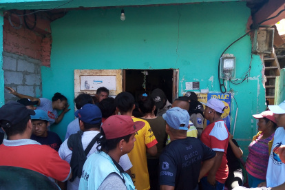 En una vivienda se cometieron dos crímenes. Su familiares llegaron al lugar.