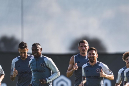 Dixon Arroyo y Lionel Messi en primera fila durante una práctica de Inter.