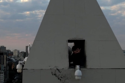 Spreen se asoma para saludar a sus viewers mientras lo graba la cámara de un drone