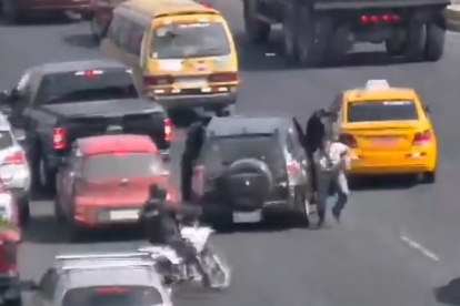 Detención. El vehículo perseguido por la Policía Nacional transportaba 17 sacos con 414 bloques de cocaína.