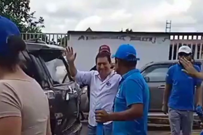 Cambio. En Chillanes (Bolívar), el Toyota 4Runner tenía sus placas bien visibles (también atrás). Días después, en Sacha (Orellana), habían desaparecido.