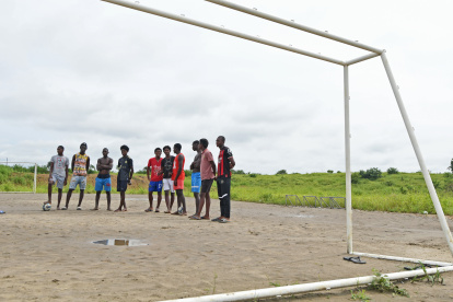 Los futbolistas elaborando un jugo de frutas para el almuerzo junto al dirigente Eric Ramírez.