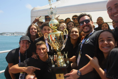 La nutrida delegación brasileña con el cetro de campeón en Santa Elena.