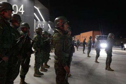 El Consejo Nacional Electoral y las Fuerzas Armadas comenzaron a distribuir en las provincias el material para los comicios dle 20 de agosto.