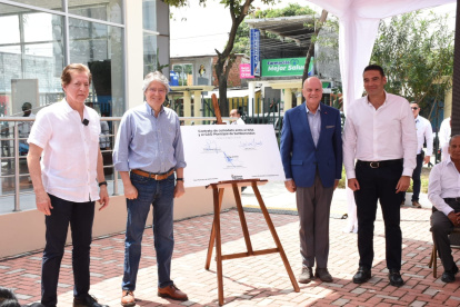 El director Ortega (i), el presidente Lasso, el vicepresidente Borrero y el alcalde Yúnez en la firma del convenio.
