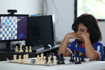 Emilio Santana se concentra y mira con mucho detenimiento las piezas de ajedrez antes de realizar una jugada.