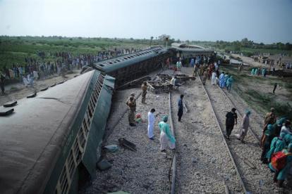 Un tren de pasajeros se descarriló en Nawabshah provincia de Sindh, en Pakistán.