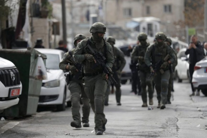 Soldados israelíes atacan a palestino por supuesto ataque