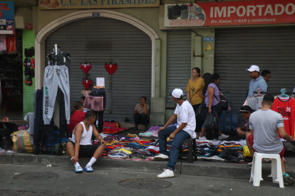 Los comerciantes informales obstaculizan el espacio público.