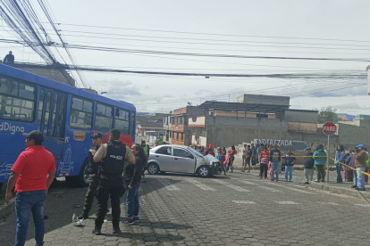 Accidente. El bus y un vehículo colisionaron en el sur. No hubo heridos.