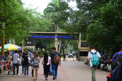 Una de las propuestas es que los universitarios puedan trabajar en ramas afines a su carrera.