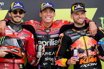 Espargaró (c) con el segundo título de su carrera deportiva tras Argentina 2022.