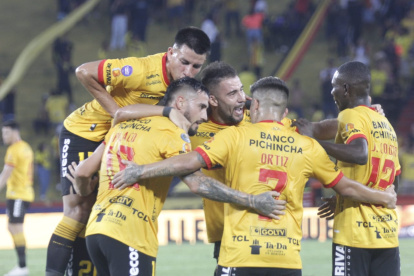 Los amarillos festejan el primer gol del Polaco