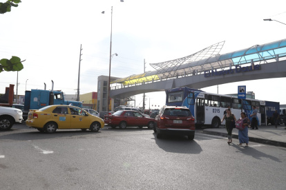 El puente peatonal del que se lanzó la fémina, en Daule.