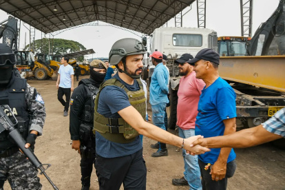 El alcalde de Durán, prácticamente desde que inició su administración, se ha visto obligado a usar chaleco antibalas para protegerse.