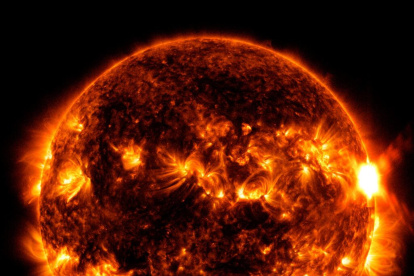 El Observatorio de Dinámica Solar de la NASA captó esta imagen de una erupción solar -como se ve en el destello brillante de la derecha- el 5 de agosto de 2023.