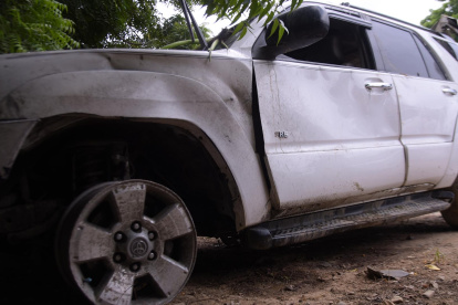 Vista del vehículo en el que murieron trece haitianos tras caer en un canal de riego en la provincia Valverde, en República Dominicana.