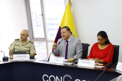 El ministro Juan Zapata (c) junto a Paola Pabón, presidenta de CONGOPE