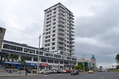 Varias oficinas del edificio El Vigía, ubicado en la parroquia y cantón Manta, provincia de Manabí, están en venta.