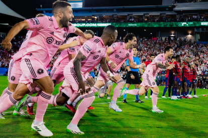 De izquierda a derecha, Jordi Alba, Dixon Arroyo, Leo Campana y Messi.