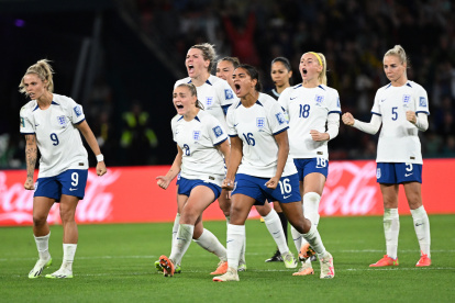Las jugadoras inglesas vivieron con emoción la tanda de penales.