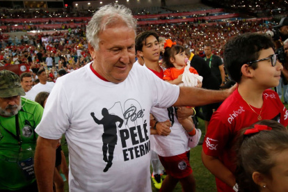 Zico estuvo presente en la despedida a Pelé.