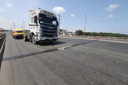 Situación. Algunos tramos de los puentes de la Perimetral, al sur, muestran deterioro.