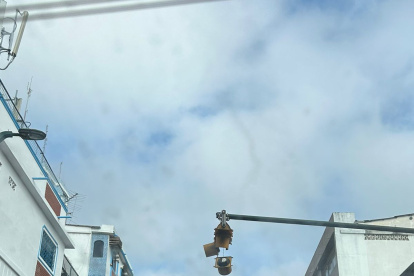 El semáforo ubicado en el centro de la ciudad se encuentra desbaratado