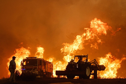 Un hombre observa el fuego en Odemira, Portugal