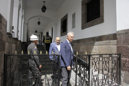 Recepción. La entrega del documento en el Palacio se dio ante el secretario jurídico Juan Pablo Ortiz.