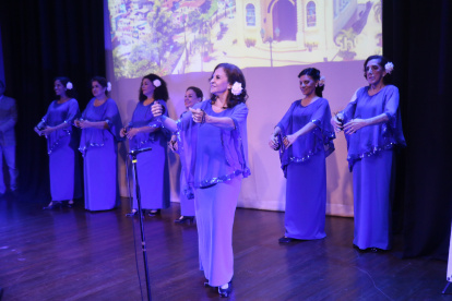 El público aplaudió de pie el talento de Patty Salcedo y el coro de castañuelas.