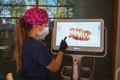 Evidencia. Una especialista observa un estudio dental mediante imagen digital de un paciente con bruxismo.