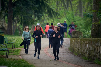 Hábito. Un grupo de personas corre en un parque.