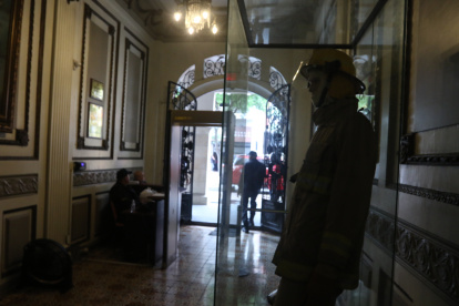 Claroscuros en el edificio de la Jefatura del Cuerpo de Bomberos de Guayaquil.