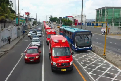 Antecedente. Las 25 ambulancias adquiridas por los Bomberos de Guayaquil recorrieron varias zonas, en 2019.