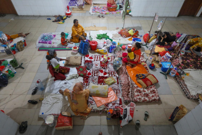 Pacientes reciben tratamientos por el virus de dengue en un hospital de Daca, en Bangladesh.